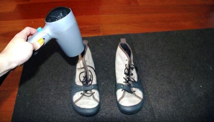 Dùng máy sấy làm giãn nở giày